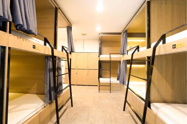 Phòng nghỉ tại MOTOGO Hostel có trang bị sẵn tủ để đồ, điều hòa 2 chiều, wifi sử dụng miễn phí cho mọi người. 