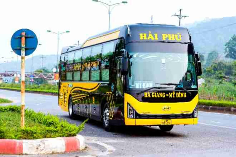Xe khách Hải Phú sử dụng dòng xe 44 chỗ làm phương tiện di chuyển chính.