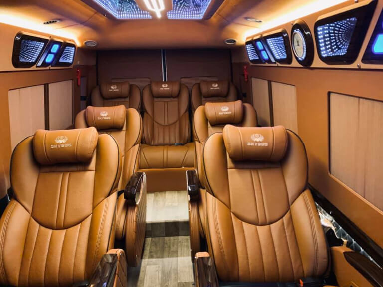 Xe limousine cẩm Phả Thái Bình - Hoàng Hải được lắp đặt hệ thống đèn đọc sách riêng rất thuận tiện và phù hợp cho hành khách.