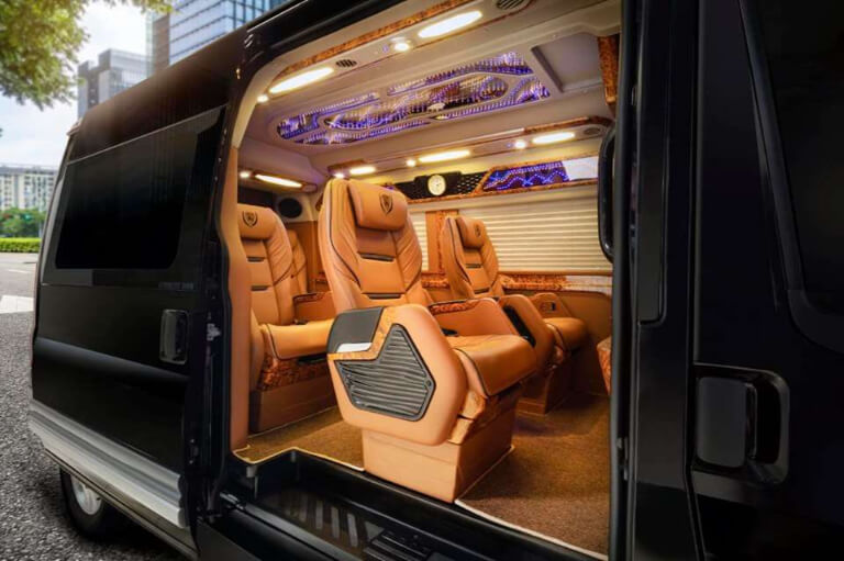 Luxury Van Limousine cung cấp nhiều tuyến xe chạy trong ngày.