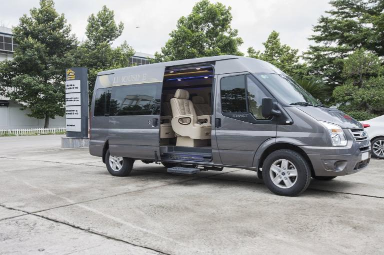 Hành khách đang lên xe khách tại bến xe Bảo Lộc để đi TP.HCM