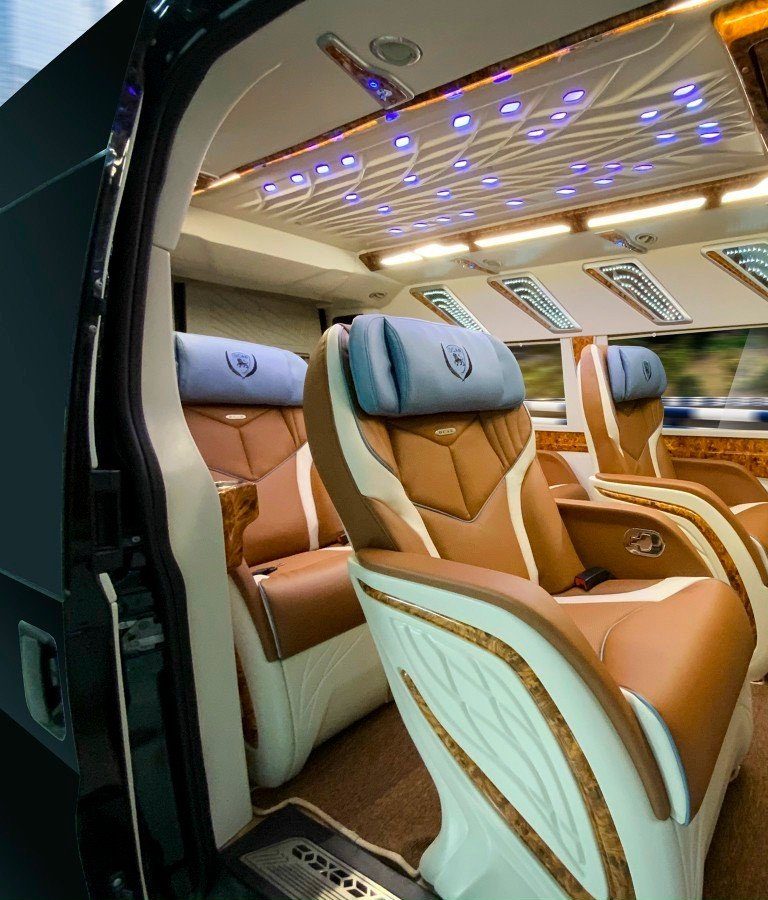 Xe limousine cao cấp, sang trọng.