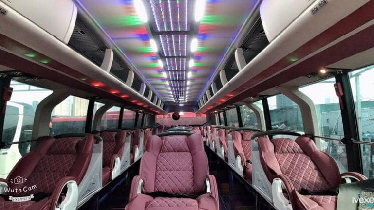 Giường xe được bọc da cao cấp, êm ái có đủ tiện nghi hiện đại để phục vụ khách hàng tốt nhất trong suốt chuyến xe khách Hà Nội Bảo Lạc.
