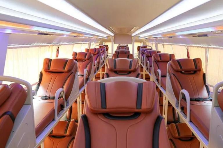 Nhà xe có phục vụ nước uống và khăn giấy miễn phí cho mọi hành khách trên xe.