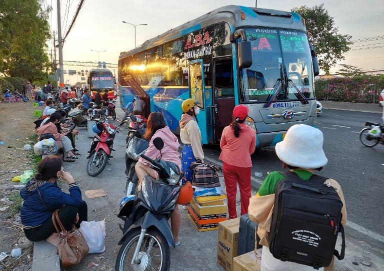 Một số nhà xe có vận chuyển hàng hoá dọc đường phương tiện chạy để phục vụ bà con gửi hàng.