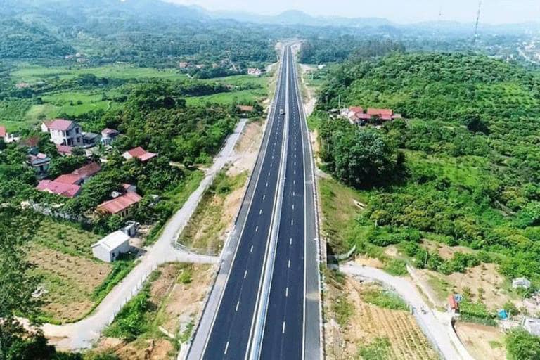 Hiện tại có 2 cung đường mà để di chuyển trên lộ trình này là quốc lộ hoặc cao tốc Hà Nội Lạng Sơn.