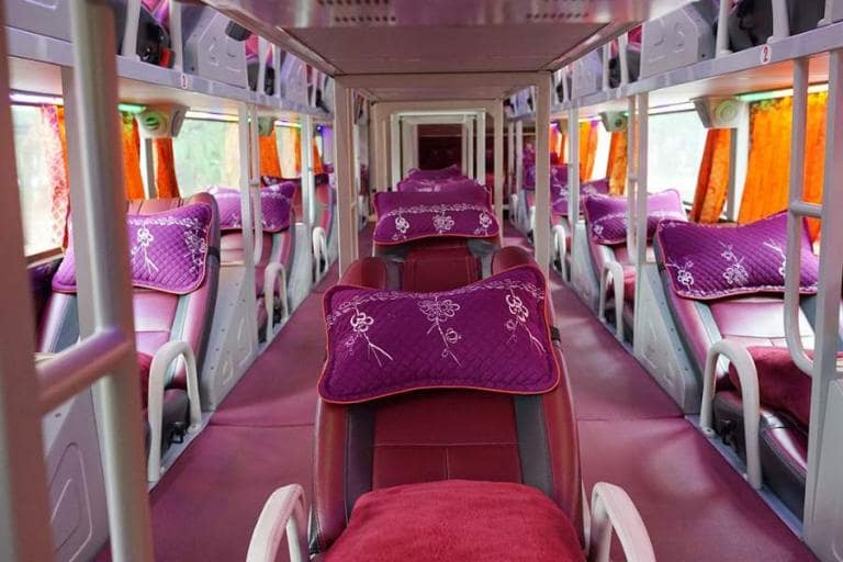 Nhà xe sử dụng dòng xe giường nằm có đủ tiện ích cơ bản, giường êm ái, chăn gối thơm tho để phục vụ khách hàng.