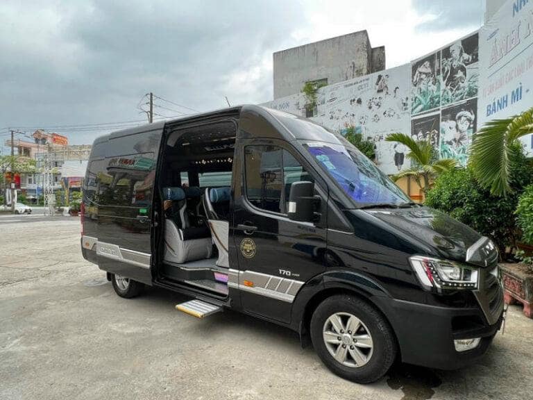 Mạnh Hiếu Limousine sở hữu đội ngũ nhân viên nhiệt tình và dàn xe hiện đại đầy đủ tiện nghi.