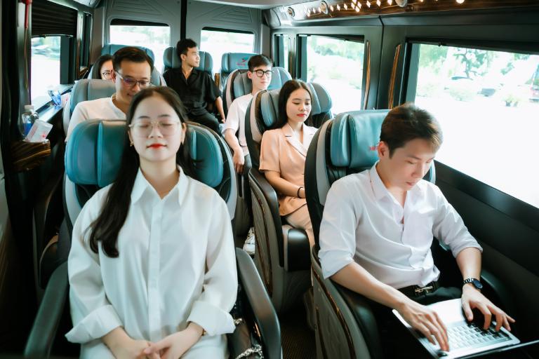 Không gian xe được vệ sinh sạch sẽ, thơm tho và khử mùi cẩn thận.
