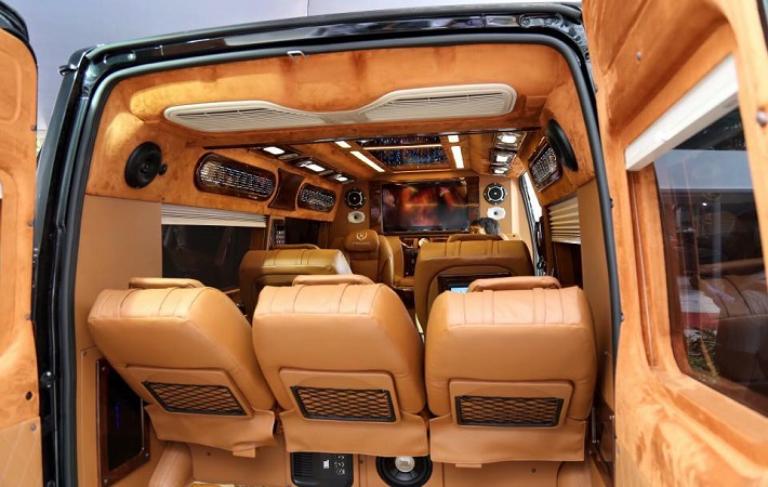 Không gian xe rộng rãi, nhưng đằng sau dùng để làm khoang chứa đồ và hành lý sẽ có giới hạn.