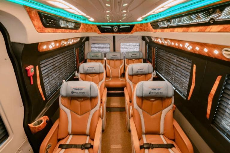 Hệ thống xe limousine hãng dùng đều thuộc dòng cao cấp với đầy đủ tiện nghi sang - xịn - mịn.