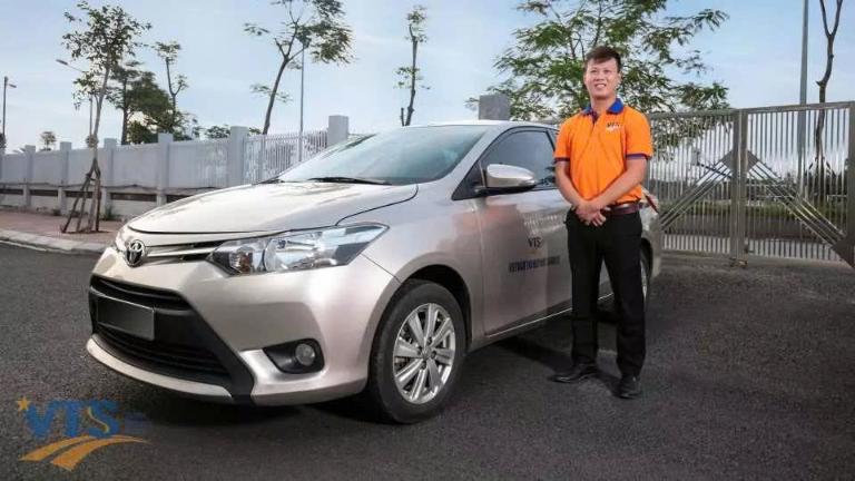Xe ghép trả khách ngay cổng khu di tích, tiện cho du khách tham quan.