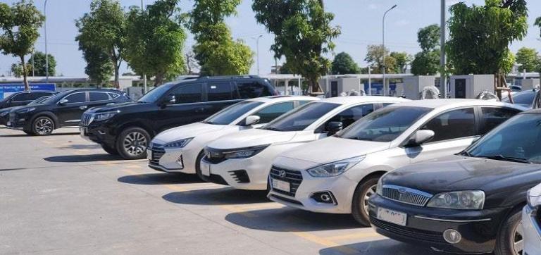 Du khách thường chọn xe ghép trả thẳng đến cổng khu du lịch Tràng An để tiết kiệm thời gian.