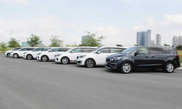 Xe 7 chỗ phù hợp nhóm đông, đón trả theo yêu cầu, hỗ trợ được nhiều hành lý hơn.