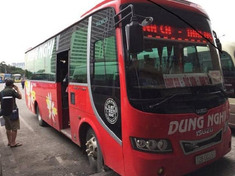 Nhà xe Dũng Nghị sử dụng dòng xe khách từ 29 đến 40 chỗ ngồi có đủ tiện ích cơ bản.