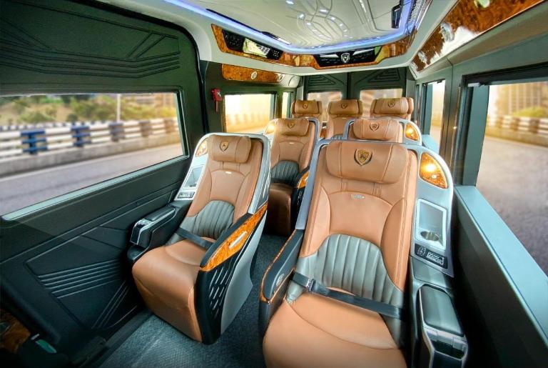Nhà xe sử dụng dòng limousine cao cấp, 9 ghế để phục vụ hành khách tốt nhất trong suốt chuyến đi.