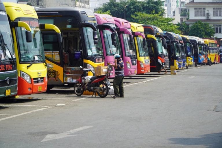 Các nhà xe khách Hà Nội Lương Tài vẫn khai thác song song dịch vụ đón trả khách và vận chuyển hàng hoá.