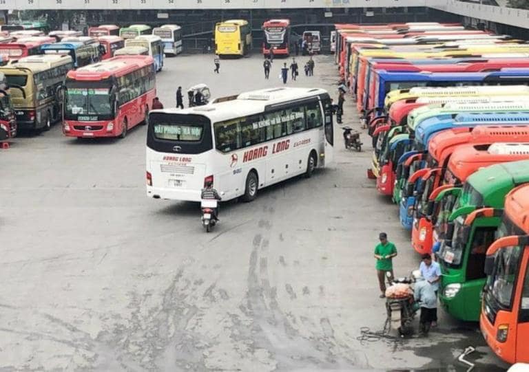 Mọi người có thể đến trực tiếp bến xe lớn để mua vé xe khách Hà Nội Phú Lương tại quầy.