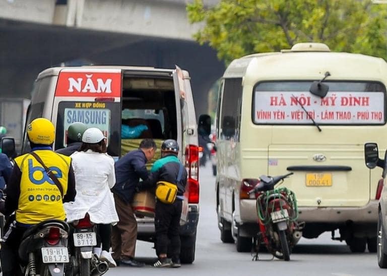 Nhiều nhà xe có nhận vận chuyển hàng hoá, ký gửi giấy tờ với mức phí phải chăng.