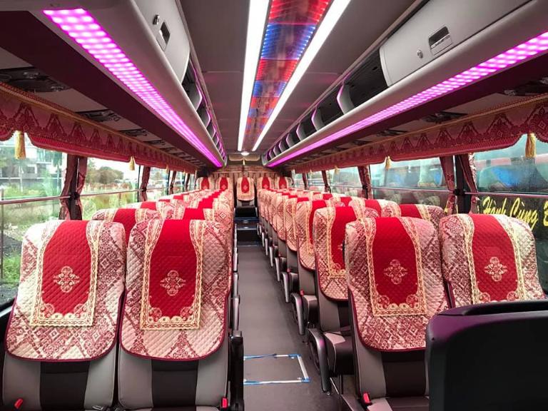 Không gian trong xe sáng sủa, đầy đủ tiện nghi để phục vụ hành khách tốt nhất.