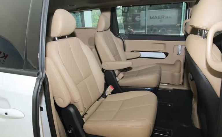 Không gian xe ghép 4-7 chỗ rộng rãi, thoáng mát với đủ tiện ích cơ bản.
