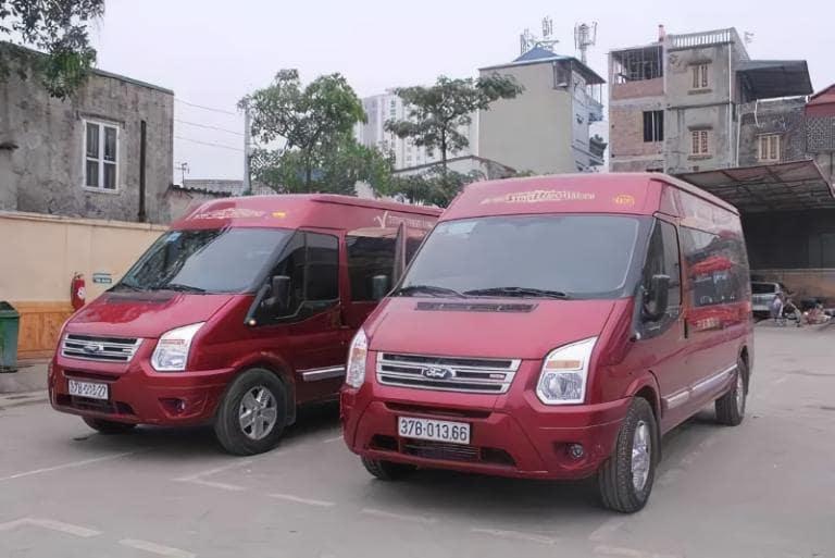 Nhà xe Ninh Quỳnh Car VIP nổi bật với hệ thống xe limousine cao cấp có màu đỏ nổi bật vô cùng đặc trưng.