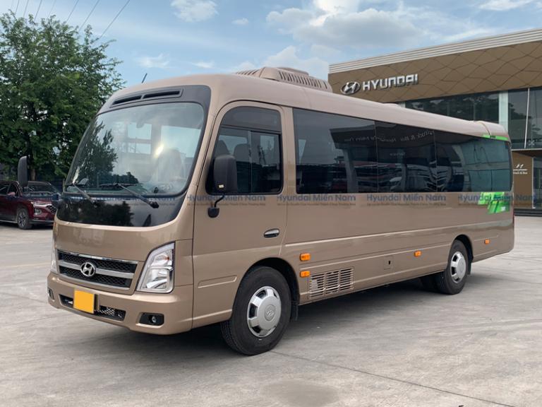 Nhà xe phục vụ nước uống và khăn giấy miễn phí cho khách hàng trong suốt chuyến đi.