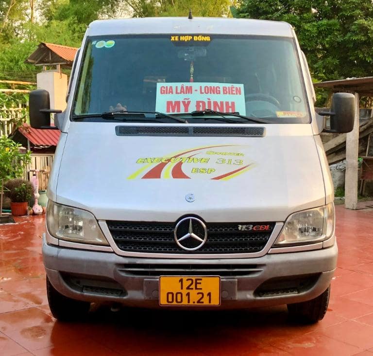 Nhà xe Châu Huệ sử dụng cả dòng xe limousine và xe ngồi 29 chỗ để phục vụ hành khách.