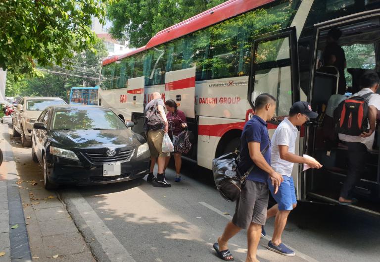 Vào mùa cao điểm, hành khách nên đặt vé xe sớm 1-2 ngày để tránh trường hợp cháy vé.