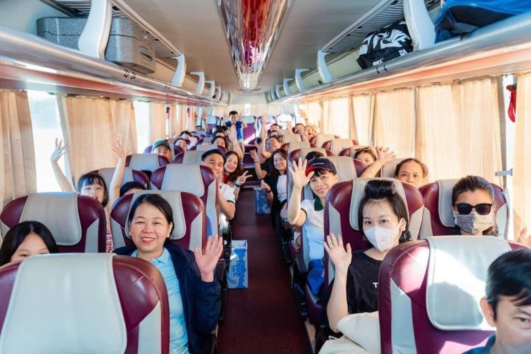 Mọi người có thể lựa chọn xe khách hoặc xe limousine tuỳ theo nhu cầu di chuyển cá nhấn.