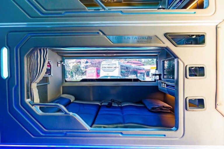 Hãng Sapa Group Bus trang bị cabin giường nằm riêng tư, êm ái như phòng ngủ mini, có giường đơn và giường đôi.