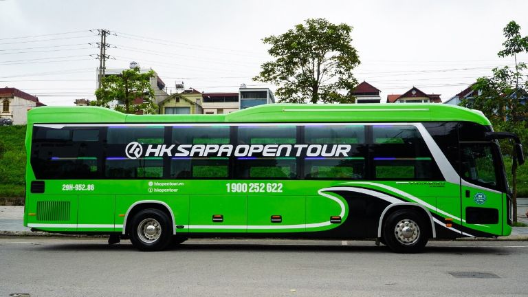 Nhà xe HK Buslines nhận diện thương hiệu bằng màu xanh nổi bật trên mọi cung đường.