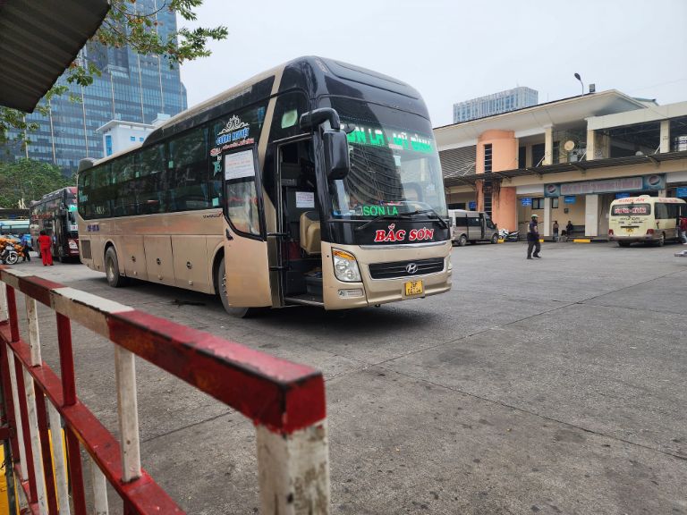 Xe phục vụ hành khách cả ngày, hỗ trợ nhu cầu di chuyển linh hoạt.