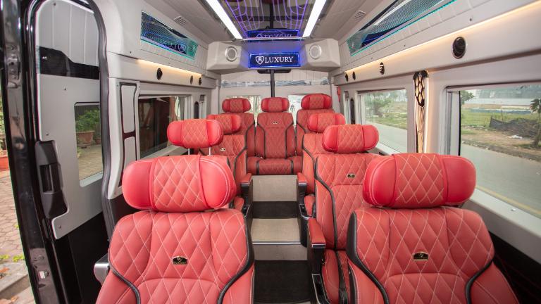 Nhà xe sử dụng dòng limousine 11 chỗ cao cấp với ghế Captain Chair êm ái, không gian rộng rãi và tiện nghi hiện đại