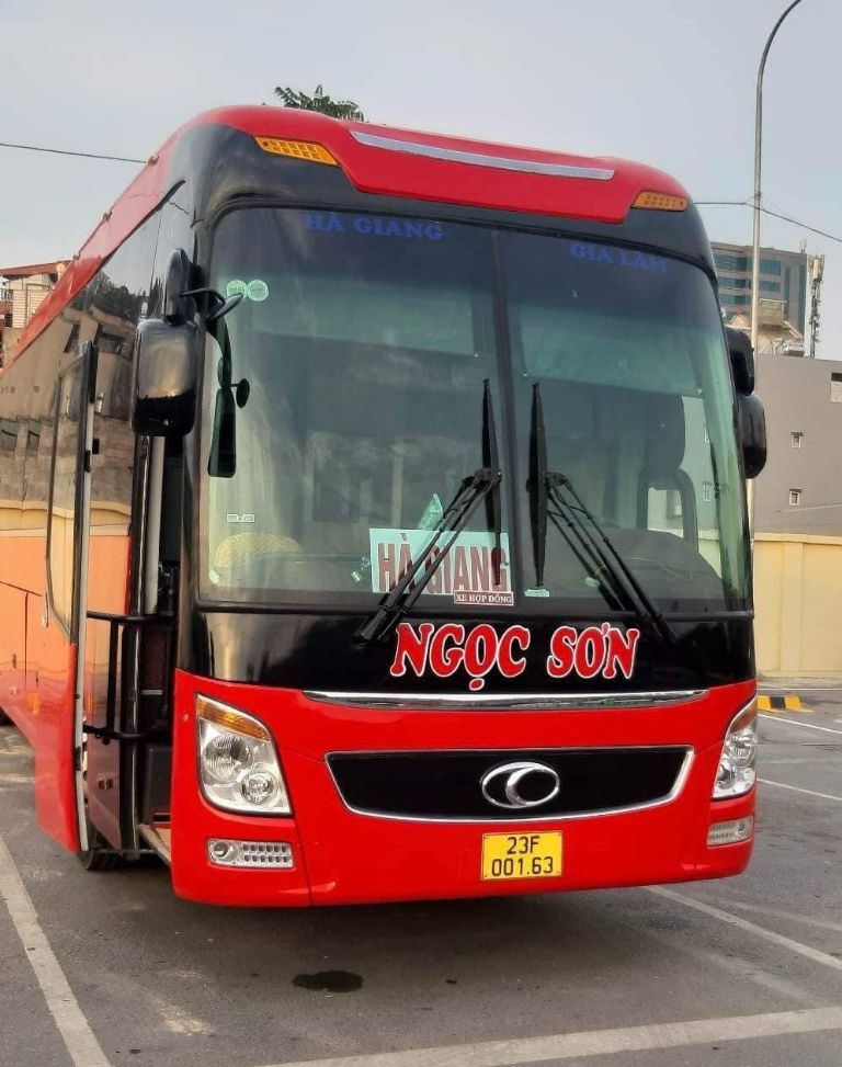 Nhà xe Ngọc Sơn được nhiều khách hàng tin tưởng ủng hộ bởi thái độ phục vụ và sự an toàn khi di chuyển.