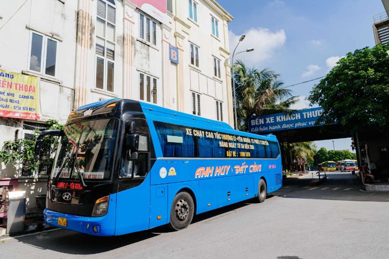 Khung cảnh hai bên đường xanh mướt khiến hành trình trở nên nhẹ nhàng hơn.