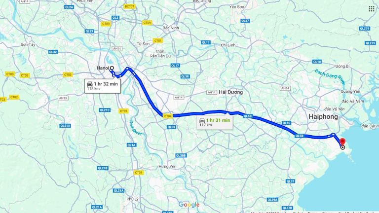 Mặt biển Đồ Sơn phẳng lặng giống như một tấm gương phản chiếu trời cao.