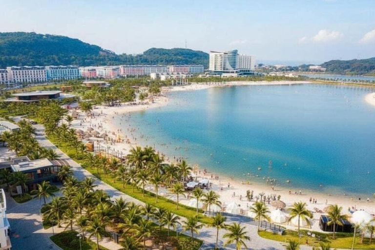 Biển Đồ Sơn buổi sáng mang màu nước trong nhẹ như một lớp sương mỏng.