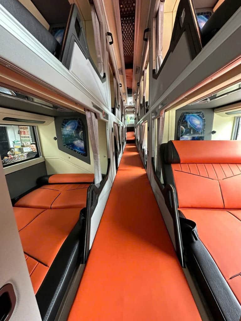 Xe bao gồm 20 giường nằm đôi phù hợp với những hành khách có chuyến du lịch cùng người thương hoặc bạn thân. (Nguồn: facebook.com)