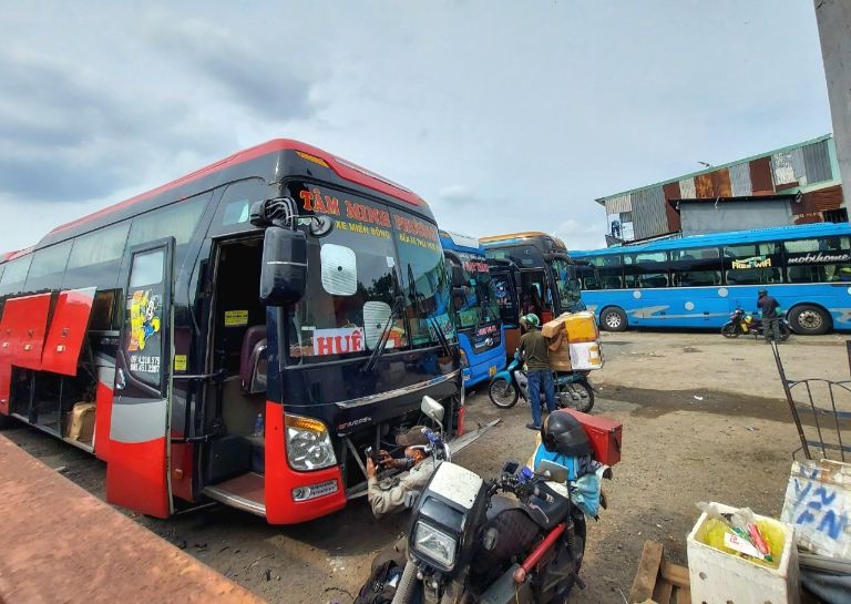 Khu vực bến xe Đồng Văn luôn nhộn nhịp vào sáng sớm và cuối ngày.