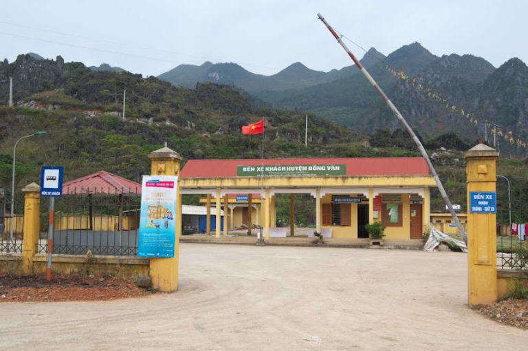 Bến xe khách Đồng Văn là điểm trung chuyển quan trọng tại cao nguyên đá Hà Giang.