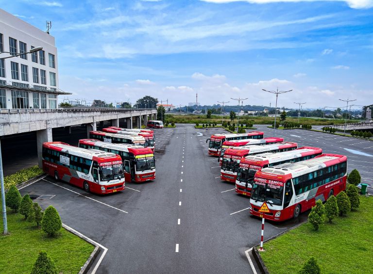 Các tuyến xe ra vào đều đặn tạo nhịp hoạt động nhộn nhịp suốt ngày dài.