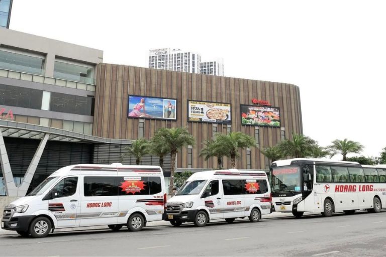 Nhà xe Hoàng Long hoạt động ổn định góp phần tạo nên sự nhộn nhịp của bến.