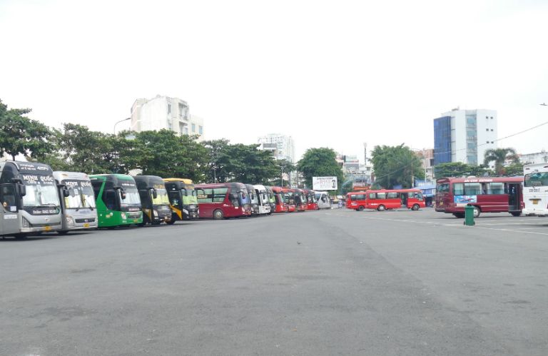 Buổi sáng tại bến xe phía Bắc Hải Phòng quy tụ nhiều hãng vận tải cùng đa dạng tuyến chạy, giúp hành khách dễ dàng lựa chọn chuyến phù hợp.