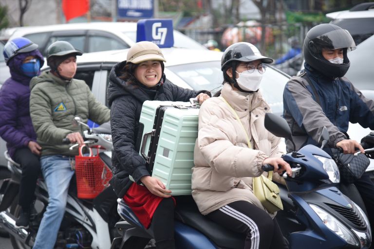 Từ phố thị Hà Nội đến mây nước Cát Bà, hành trình mang theo sự chuyển đổi đầy thi vị.