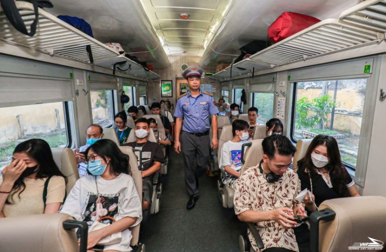 Chuyến tàu rời ga Hà Nội mang theo âm thanh rì rầm quen thuộc của hành trình về Hải Phòng.