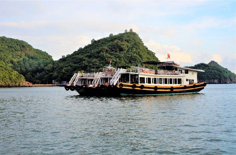 Khoảnh khắc tàu cập vào cụm đảo đẹp như tranh khiến ai cũng muốn ghi lại.