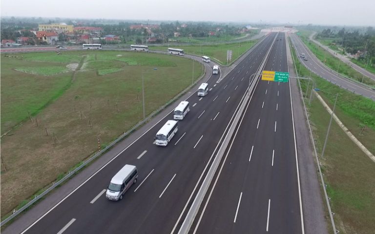 Hệ thống ITS cùng giới hạn tốc độ 60–120 km/h giúp cao tốc vận hành an toàn, kiểm soát chặt chẽ và giảm thiểu rủi ro tai nạn cho người tham gia giao thông.