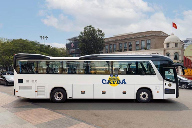 Nhà xe Cát Bà Luxury nổi bật với dòng xe Limousine cao cấp, phục vụ tuyến Cát Bà - Hà Giang an toàn, êm ái và tiện nghi.