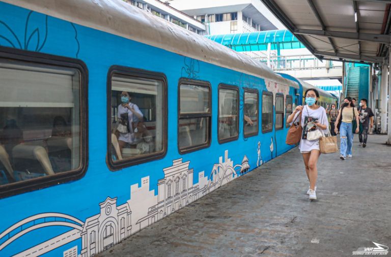 Không gian xanh và lãng mạn trong khuôn viên Ga Hải Phòng thu hút nhiều du khách check-in.